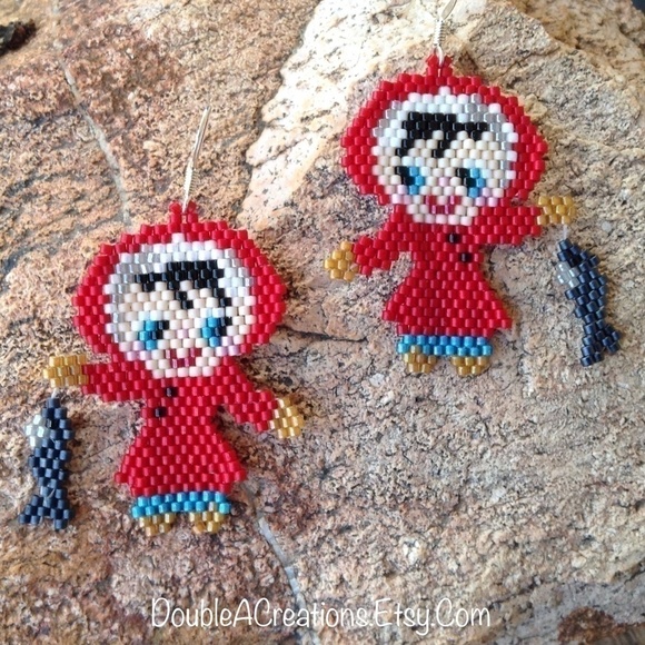 Eskimo Girl with her Catch of the Day Beaded Earrings - Picture 4 of 5